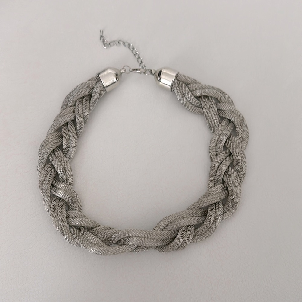Braided statement necklace in silver colour. Stylish and versatile🤍